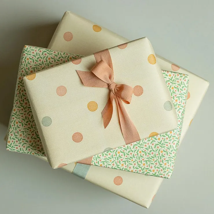 Papel de regalo puntos de colores 10 metros x 55cm.<Maileg