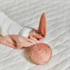 Sonajero pelota conejito terracota<Kaloo Outlet